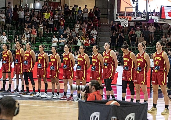 Momento de los himnos en el partido que enfrentó a España y Canadá en Segovia.