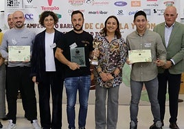 Los ganadores del campeonato, con la concejala de Impulso Económico, la alcaldesa y el director del Cetece.
