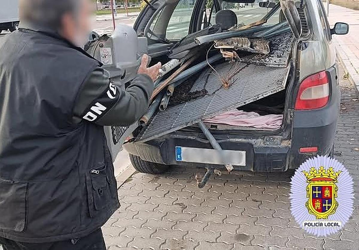 El vehículo, con la chatarra que transportaba.