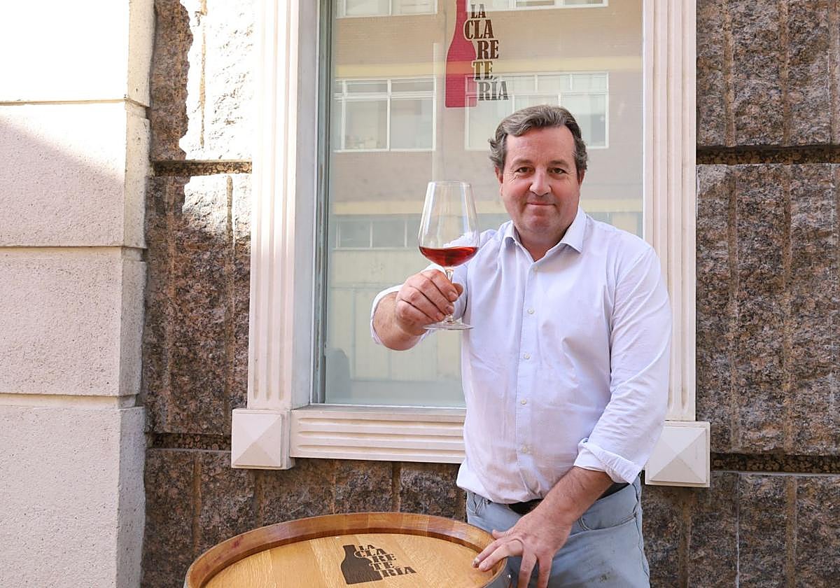 Enrique Concejo saluda con un clarete a la puerta de su nuevo establecimiento en Palencia.