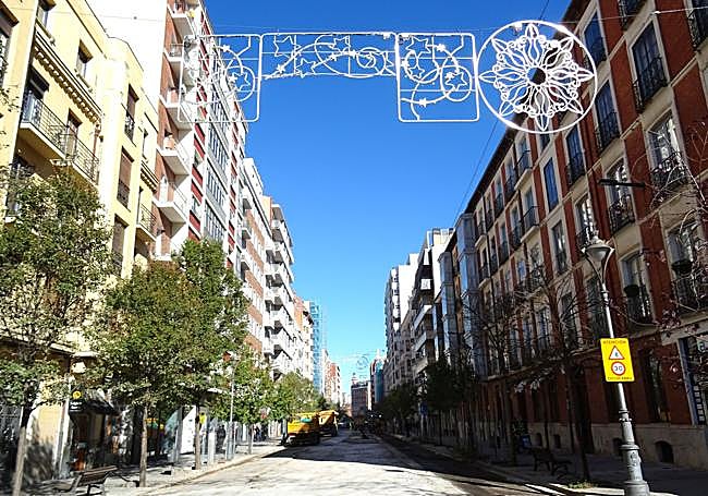 Luces navideñas instaladas en el tramo en obras de Gamazo.