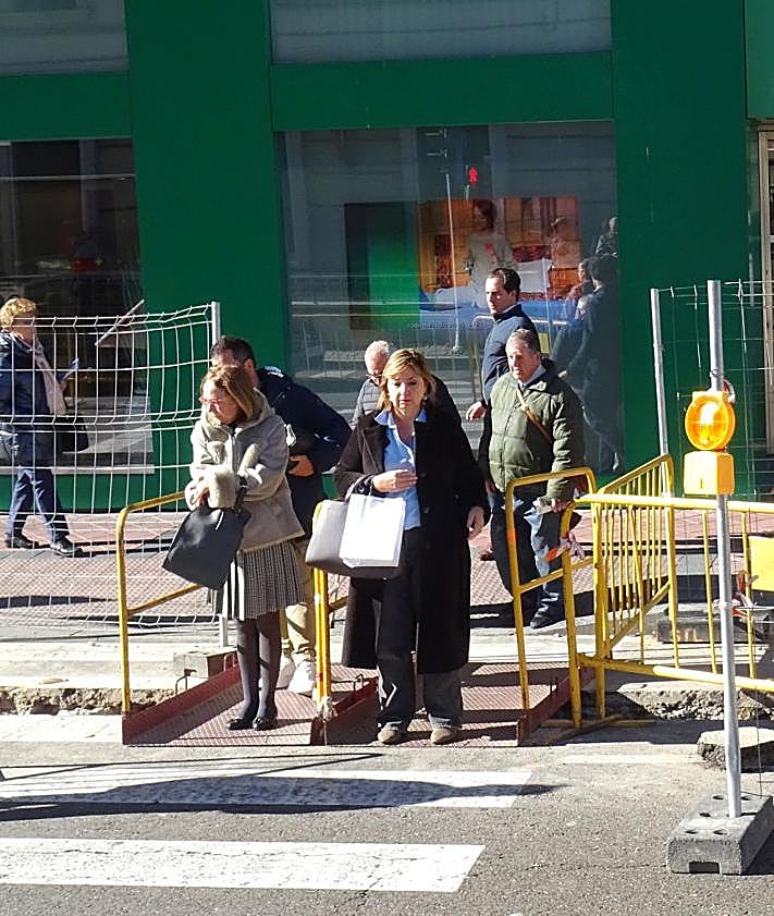 Imagen secundaria 2 - Arriba, labores de fresado en Gamazo. Debajo, a la izquierda, la grúa retira un coche aparcado en la zona en obras. A la derecha, la pasarela para facilitar el paso de peatones en la plaza de Madrid.