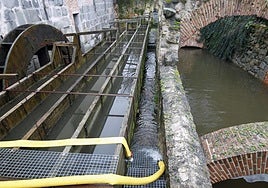El agua anega la Casa de la Moneda por la crecida del río Eresma.