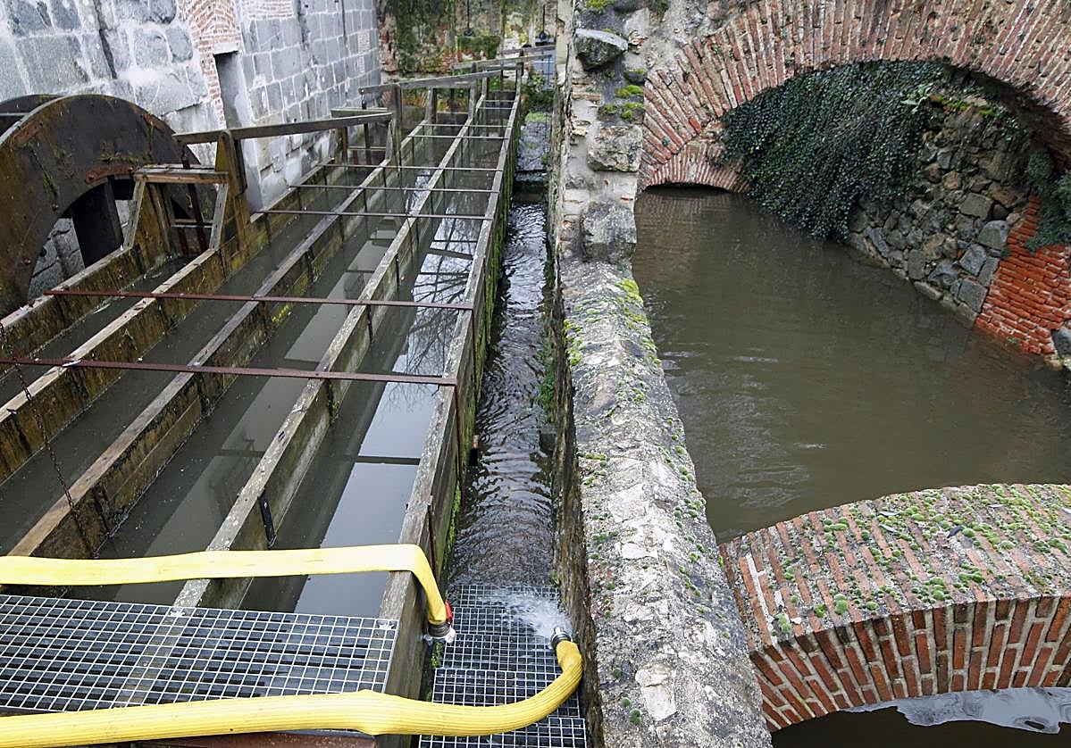El agua anega la Casa de la Moneda por la crecida del río Eresma.