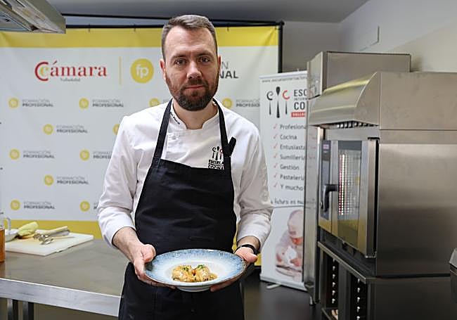 El cher Raúl del Moral mostrando su plato recién terminado