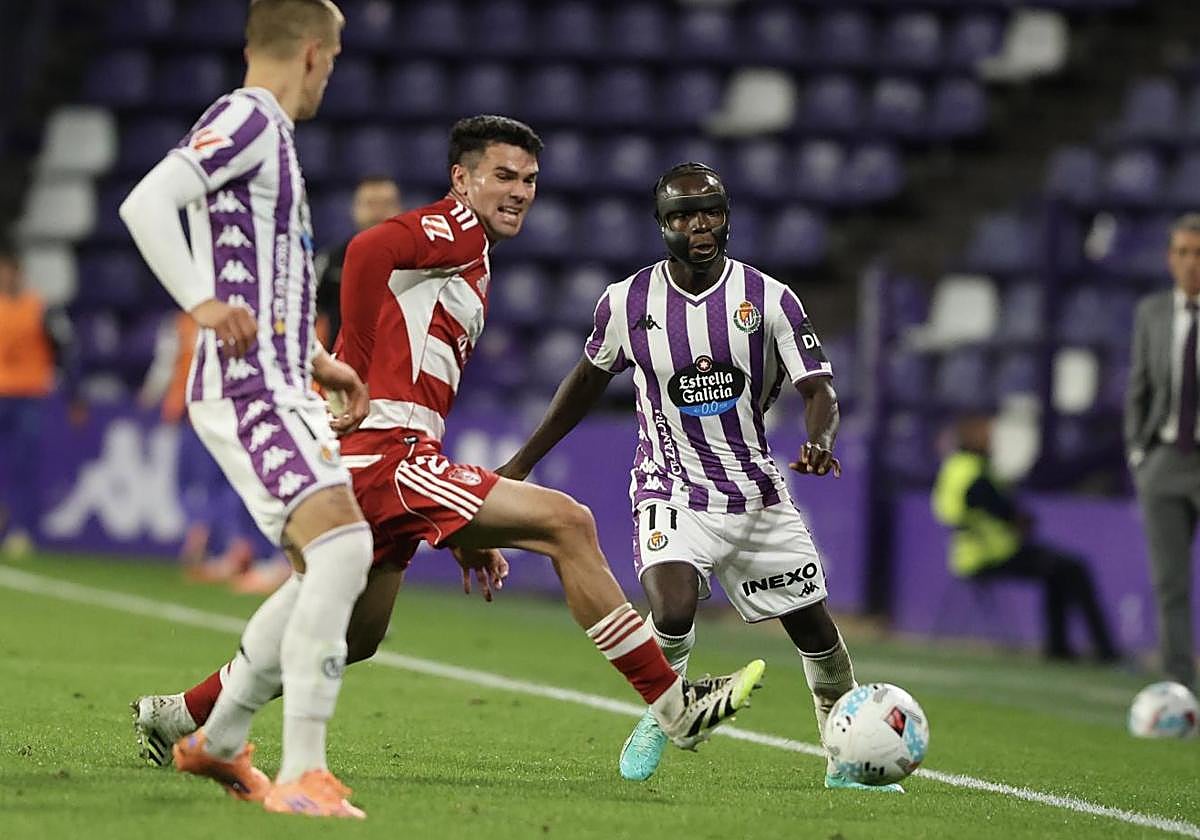Amath (derecha) durante el Real Valladolid-Granada de este lunes en Zorrilla.