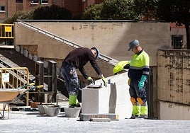 Trabajadores en el Mercado de Delicias en una obra el verano pasado.