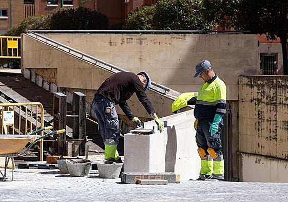 Trabajadores en el Mercado de Delicias en una obra el verano pasado.