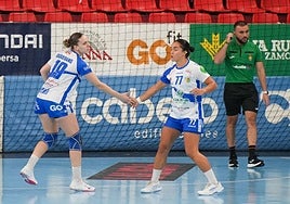 Baquedano y Amaia se felicitan tras una acción ofensiva.