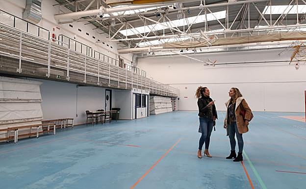 La directora del Campo de la Juventud y la jefa del Servicio de Cultura, en el reformado pabellón.