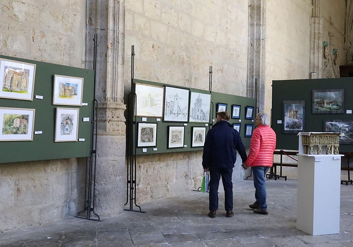 Dos visitantes recorren la exposición en el claustro de la Catedral.