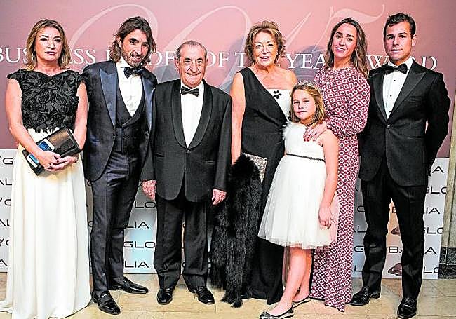 El CEO de Globalia, Javier Hidalgo (segundo por la izquierda) y el presidente de Globalia, su padre Juan José Hidalgo (tercero por la izquierda), posan junto al resto de su familia en 2015.