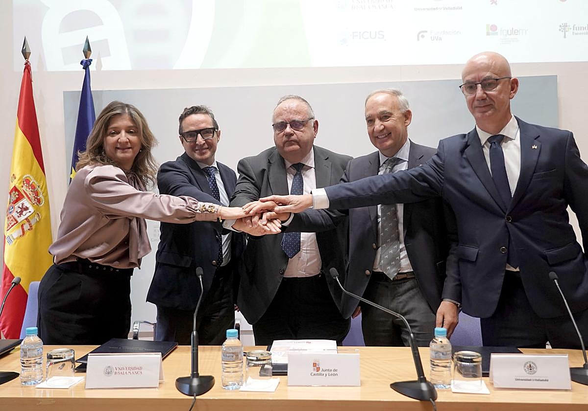El consejero de Sanidad, Alejandro Vázquez (centro), y los rectores de las universidades de León, Salamanca, Valladolid y Burgos.
