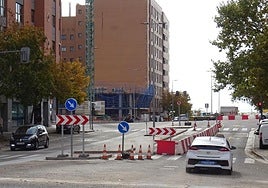 Los vehículos pueden circular por el carril de salida de la calle Ciudad de la Habana entre Juan García Hortelano y Manuel Azaña y por los dos de entrada hacia Hernando de Acuña.