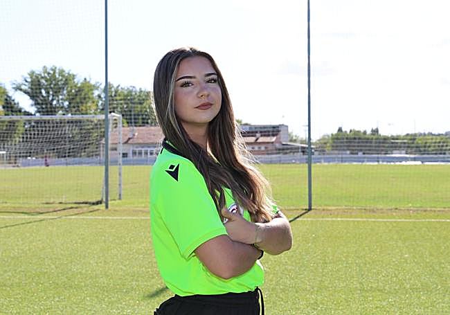 Carla Ruiz empezó de casualidad en el arbitraje y ahora es su gran pasión.