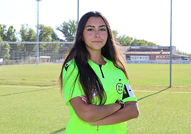 Clara Abril luce el brazalete que la identifica como árbitra menor de edad.