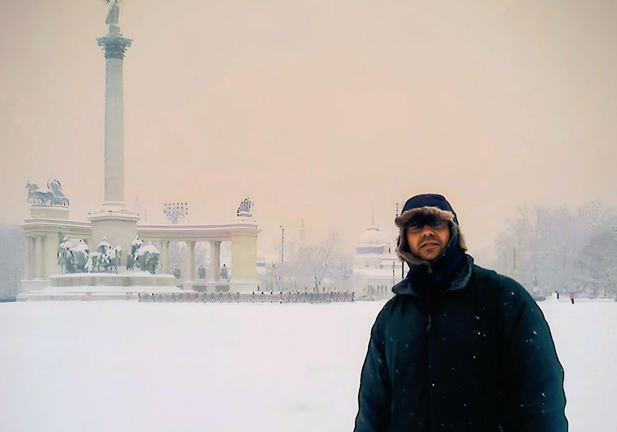 Carlos Gallardo en la Plaza de los Héroes de Budapest
