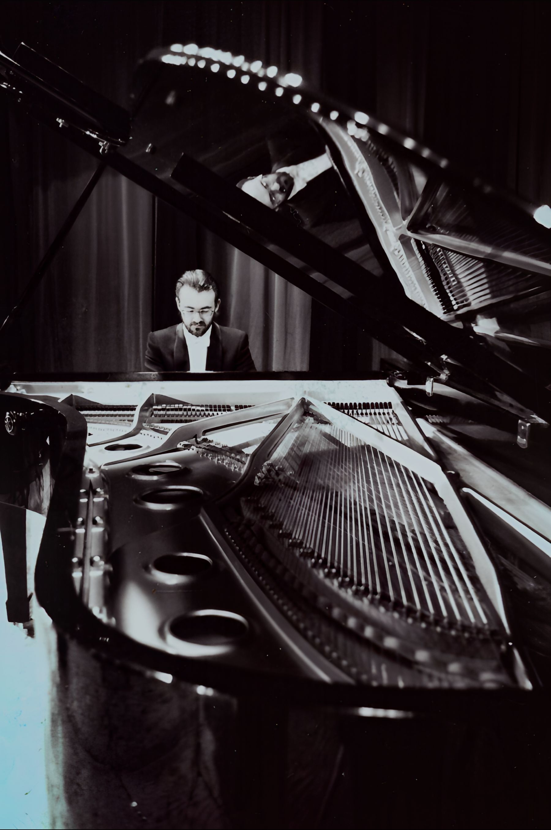 Carlo Gallardo tocando el piano en Budapest