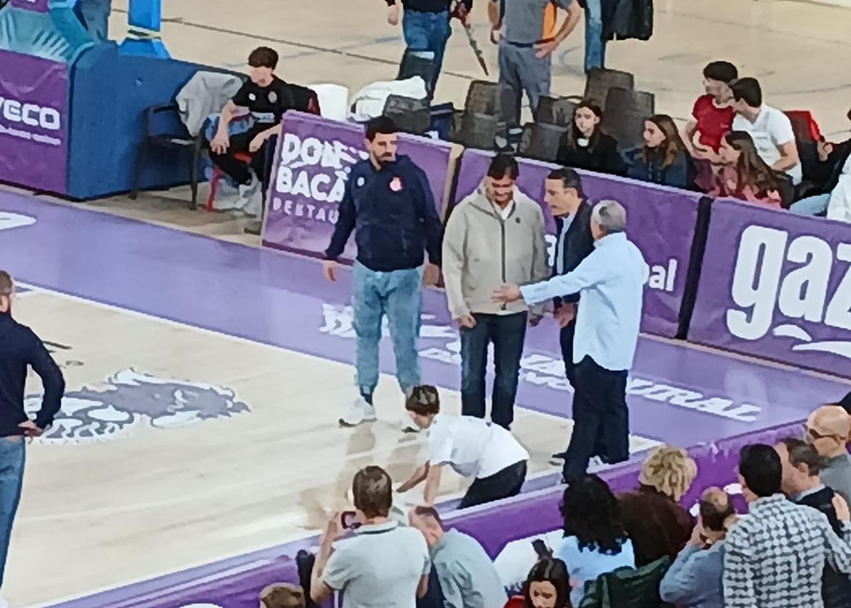 Imagen secundaria 1 - Secuencia del momento en el que los árbitros acuden a ver la gotera en la pista central. 
