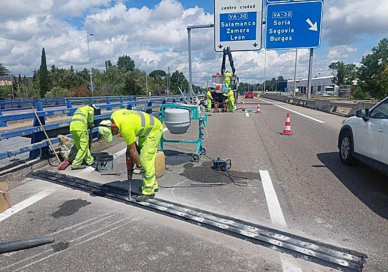 Trabajos de conservación en una carreteras de la provincia de Valladolid.