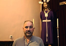 Miguel Ángel Herranz, presidente de la Cofradía de La Piedad de San José, ante la imagen del Cautivo.