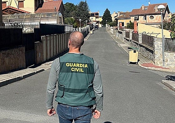 Un agente de la Guardia Civil en la localidad donde se produjo el robo.