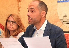 El alcalde del Real Sitio, Samuel Alonso, esgrime la documentación en una comparecencia de mayo de 2023 con miembros de su equipo.