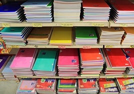 Material escolar en un comercio.