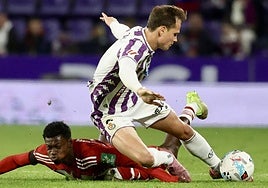 Latasa lucha por un balón ante un jugador del Granada el pasado lunes.