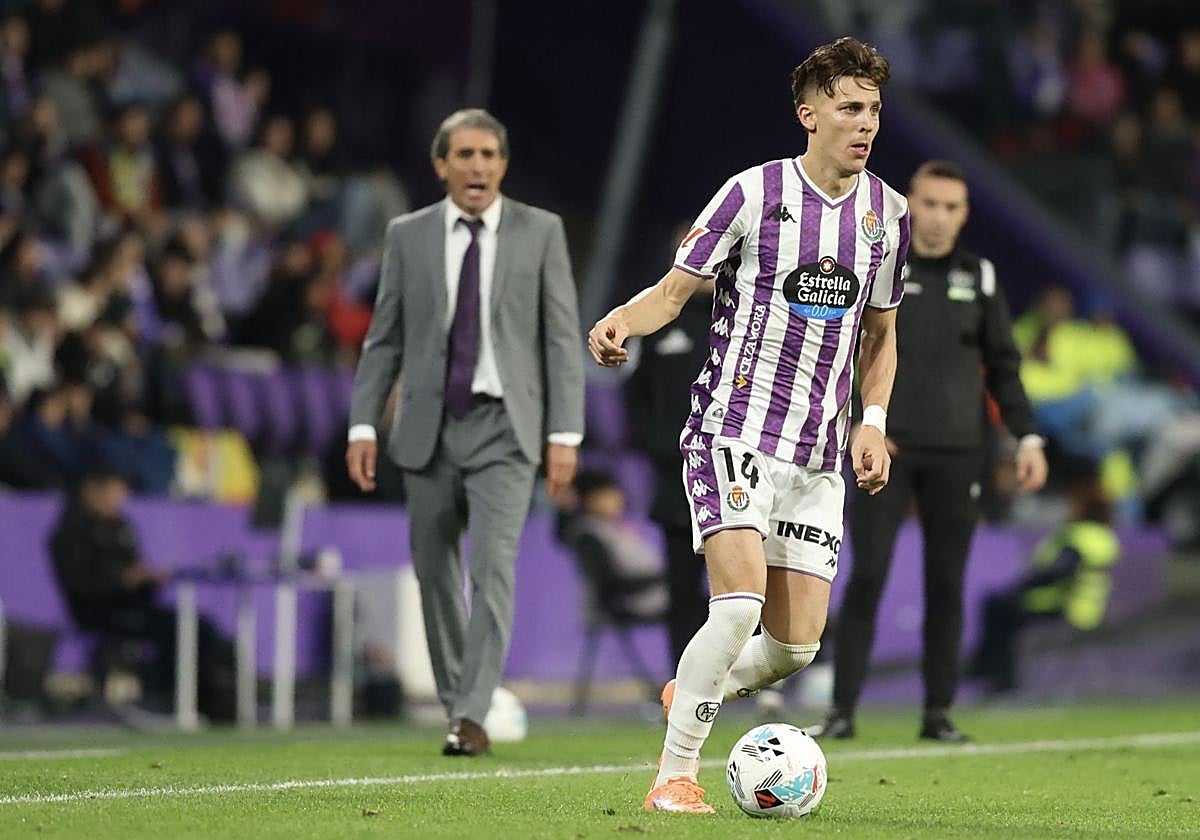 Alejo, el pasado lunes ante el Granada, con Almada detrás.