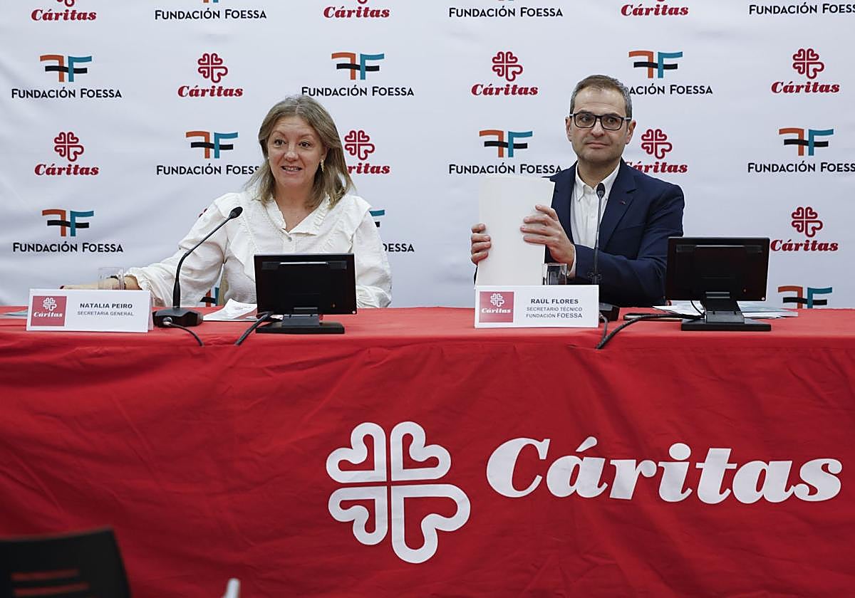La secretaria general de Cáritas, Natalia Peiró, y el secretario técnico de la fundación FOESSA, Raúl Flores, presentan los resultados del IX Informe.