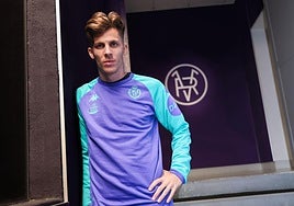 Alejo posa en el acceso a los vestuarios del Estadio José Zorrilla.