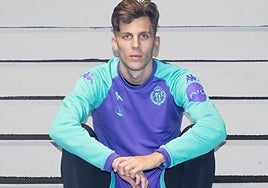 Alejo posa en las escaleras de salida al terreno de juego de Zorrilla.