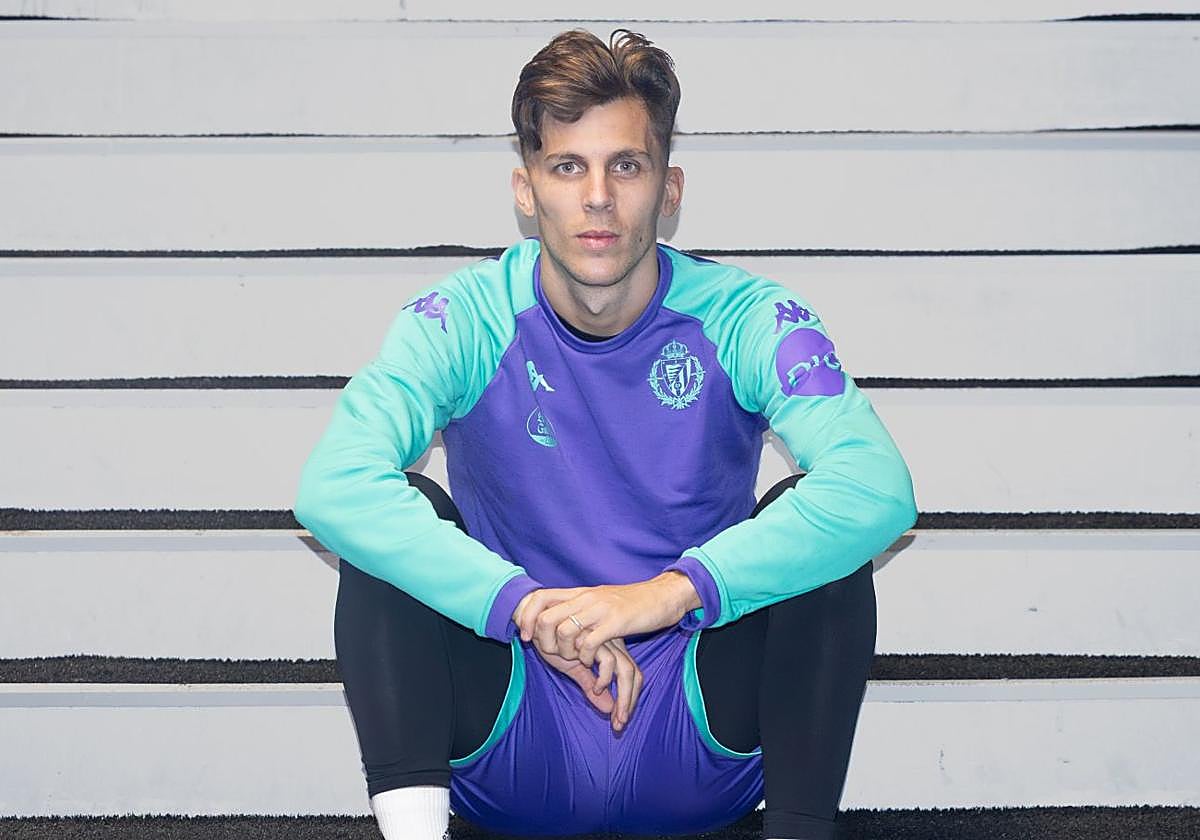 Alejo posa en las escaleras de salida al terreno de juego de Zorrilla.