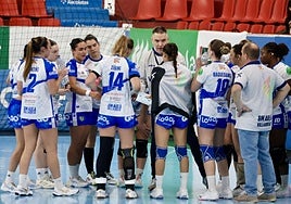 Salva Puig da instrucciones en un tiempo muerto.