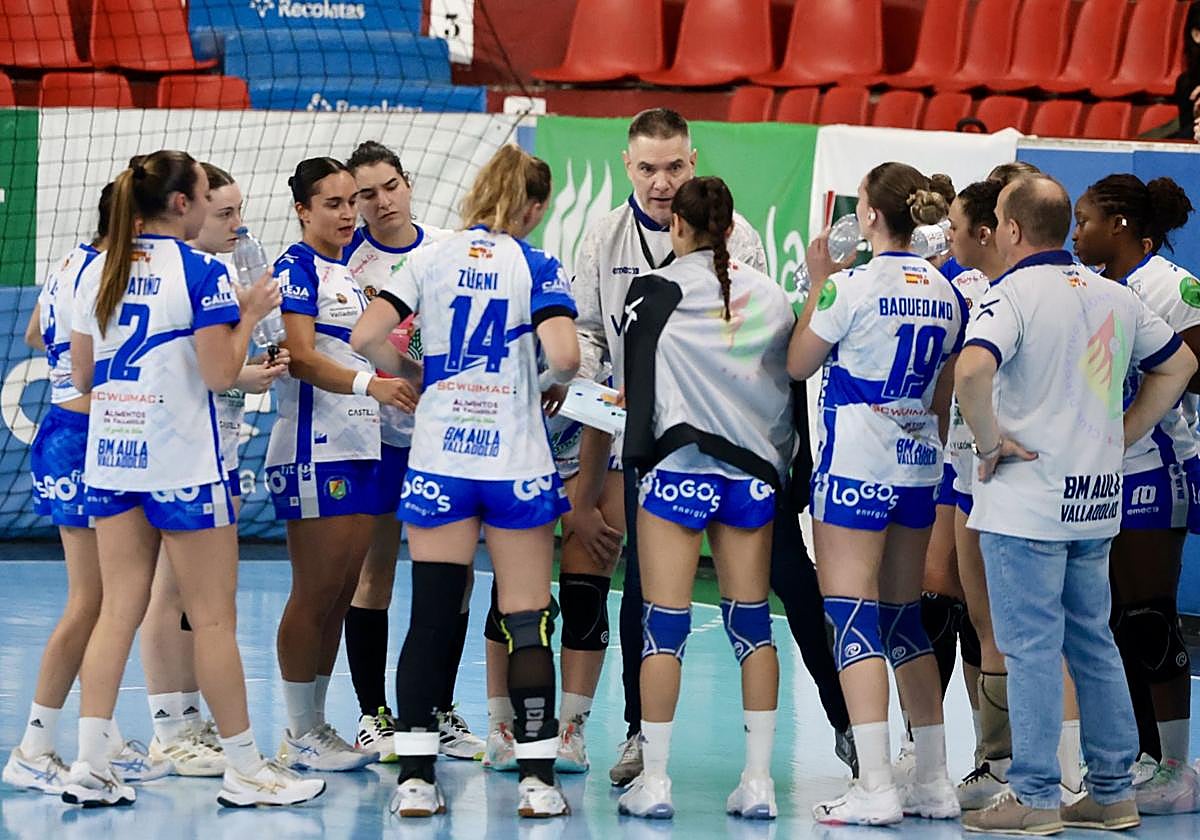 Salva Puig da instrucciones en un tiempo muerto.