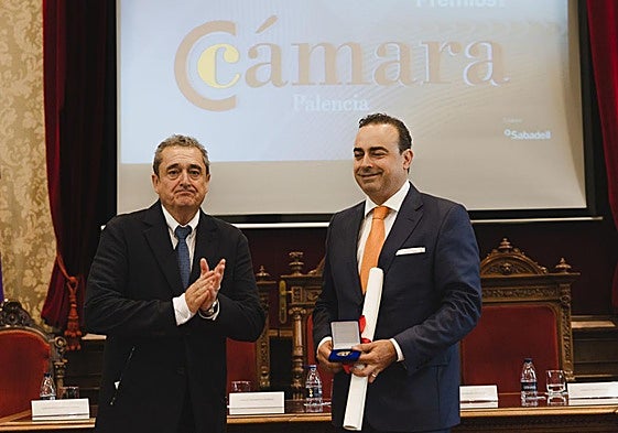 El presidente de la Cámara aplaude a Gerardo Fernández Calvo, CEO de Trapa, medalla de oro.