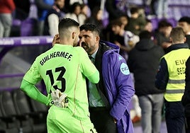 Guilherme habla con Mazziotti en un descanso del Real Valladolid-Granada.