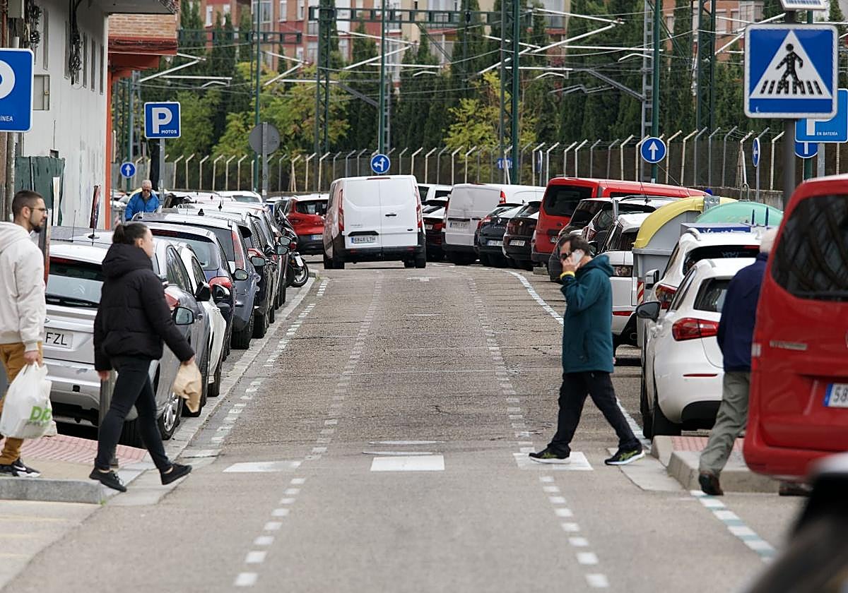 Tramo inicial de la calle Vía pasado el túnel de la Circular, entre Padre Claret y Cistérniga.