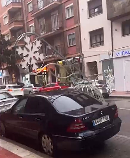 El arco de luces de Navidad que ha tirado el viento en la avenida de Segovia.