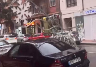 El viento derriba dos arcos de luces de Navidad en Valladolid: «De repente hemos oído un golpe salvaje»