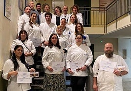 Los nuevos profesionales en panadería posan con sus diplomas.