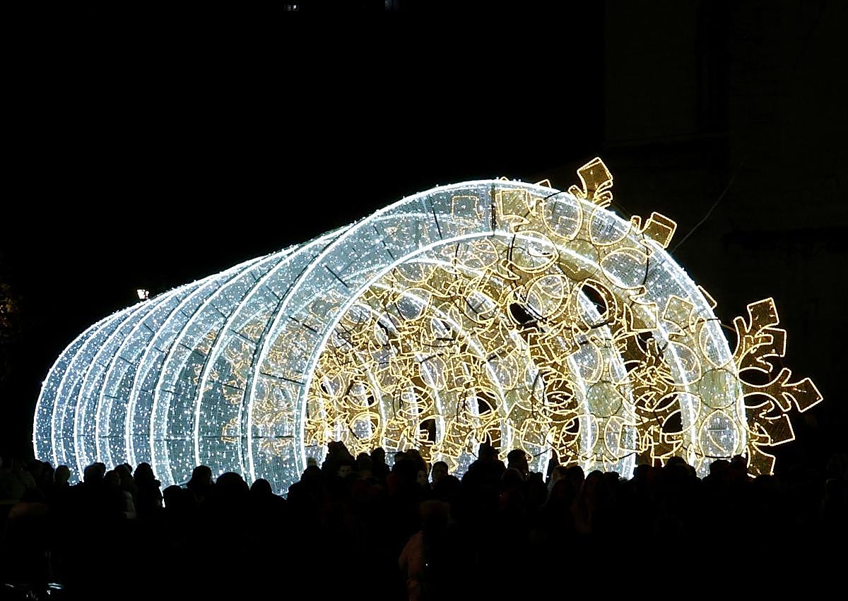 Imagen secundaria 1 - Encendido de la iluminación navideña en 2024 (fotos 1 y 2) y en 2023 (foto 3).