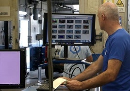 Un técnico de la ITV revisa el estado de un vehículo.