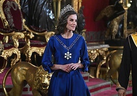 La reina Letizia luce la Tiara Rusa y sobre su cuello, un collar de la Orden de Omán que le regaló el propio Sultán.