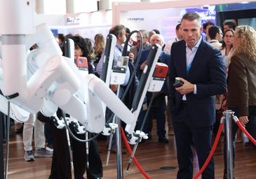 1.800 cirujanos conocen en Valladolid el robot Da Vinci 5, que opera trasplantes de hígado y pulmón