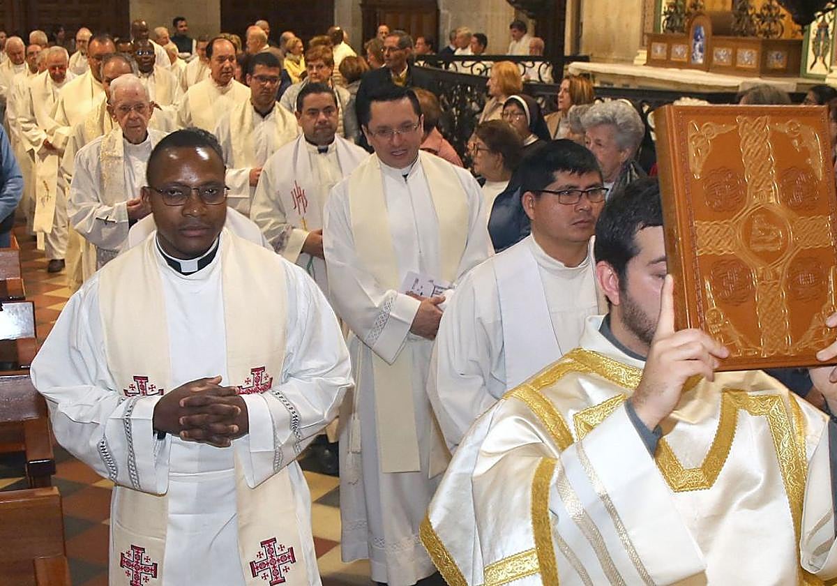 Sacerdotes de la Diócesis de Segovia en una anterior misa crismal.