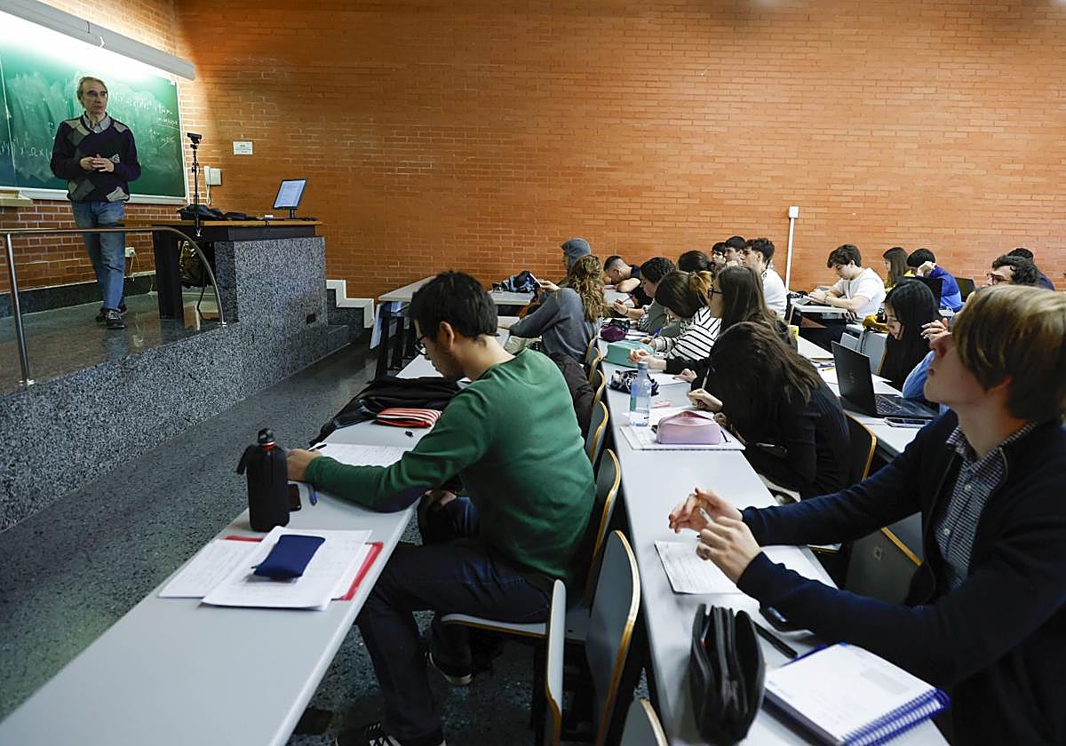 Universitarios en un aula.
