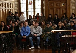Alumnos de la Universidad de León, en el salón de plenos del Ayuntamiento de Palencia.