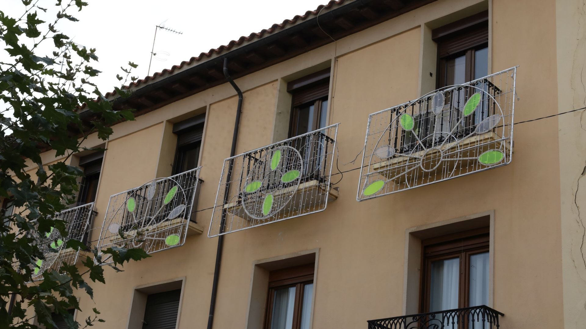 Palencia se acerca a la Navidad con la instalación de las luces